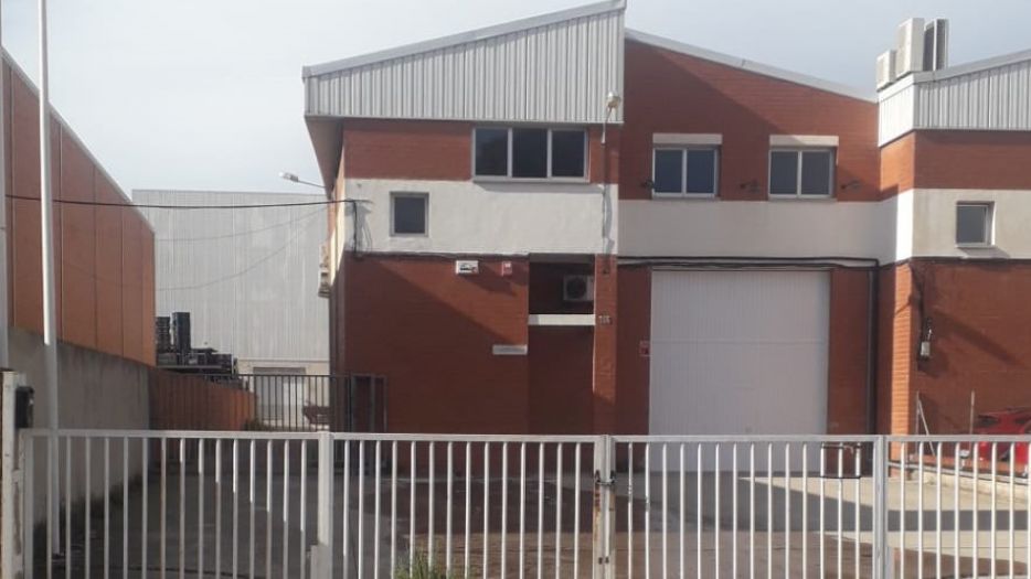 FINCAS LLOBREGAT GESTIONA COMPRAVENTA NAVE INDUSTRIAL  EN CORNELLA DE LLOBREGAT